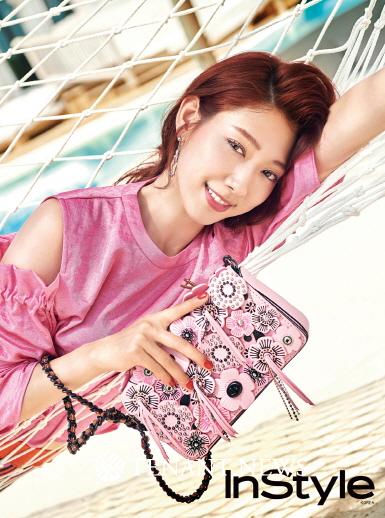 [포토] 꽃길만 걷는 박신혜, 올 여름 플라워 트렌드 선보여