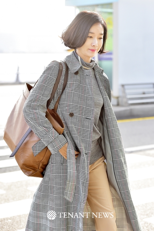 배우 오연수, 럭셔리한 출국길,’트렌치코트로 완성한 공항패션!’