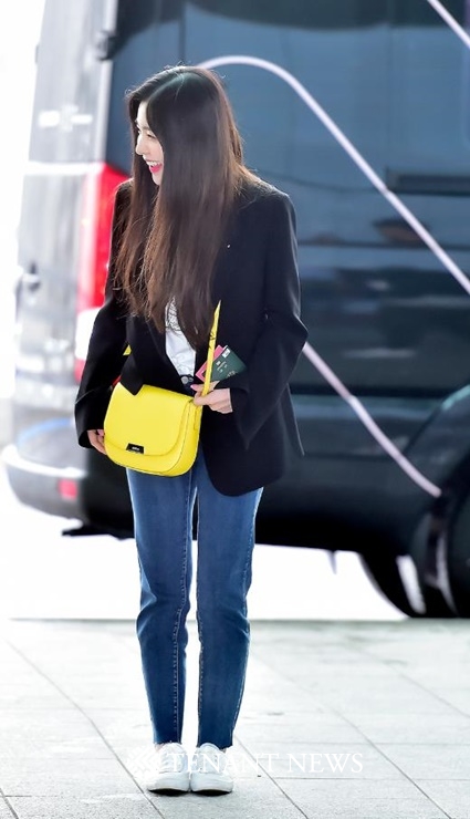 레드벨벳 아이린, 화사한 공항패션 화제! “옐로우가 포인트!”