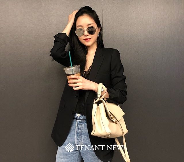 손나은, 아이보리 백으로 포인트 준 편안한 데일리룩 ‘일상이 화보네’
