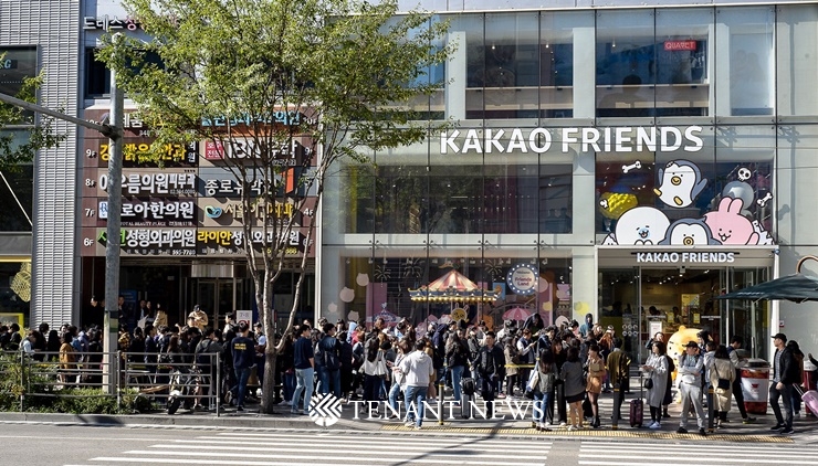 카카오프렌즈 x 콰르텟, 강남 플래그십 스토어 눈길