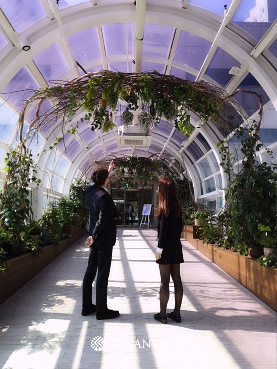 (19-03-08) 롯데백화점, 일산점에 공기청정지역 '수수단길' 조성 (세로1)