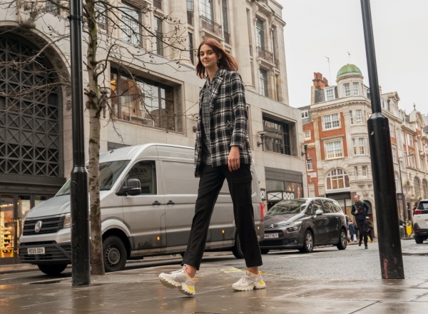 여성 수제화 브랜드 '세라(SAERA)', ‘런던 시리즈 스니커즈’ 리오더 돌입! - TENANT news