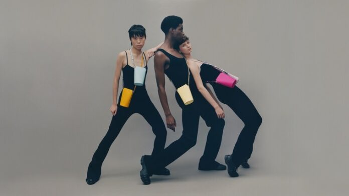 에코 레더 굿즈, 팝한 컬러감 핸즈프리 가방 새롭게 출시… 22 SS 시즌 첫 신상 아 이템(1)0