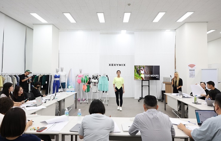 젝시믹스, 2025 SS 글로벌 수주회’…해외 바이어 50여 명 참석