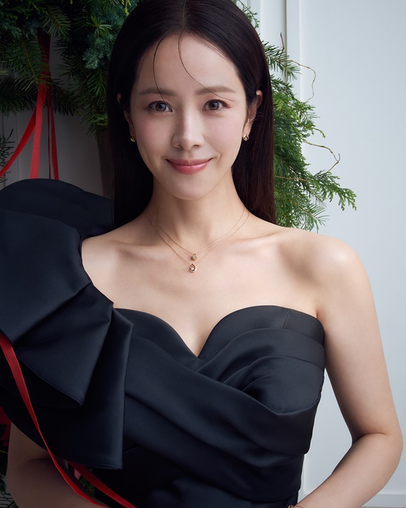 골든듀, 뮤즈 한지민과 함께한…2024 홀리데이 주얼리 화보 공개