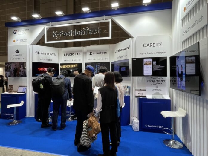‘패션월드 도쿄 2025’ 중랑구 홍보관을 둘러보는 방문객1
