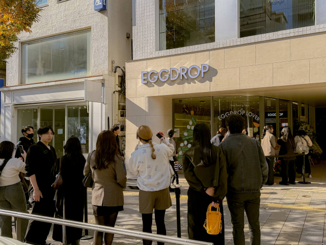 Schema eines Plinko-Spielfelds mit fallendem Chip und Multiplikatorfeldern