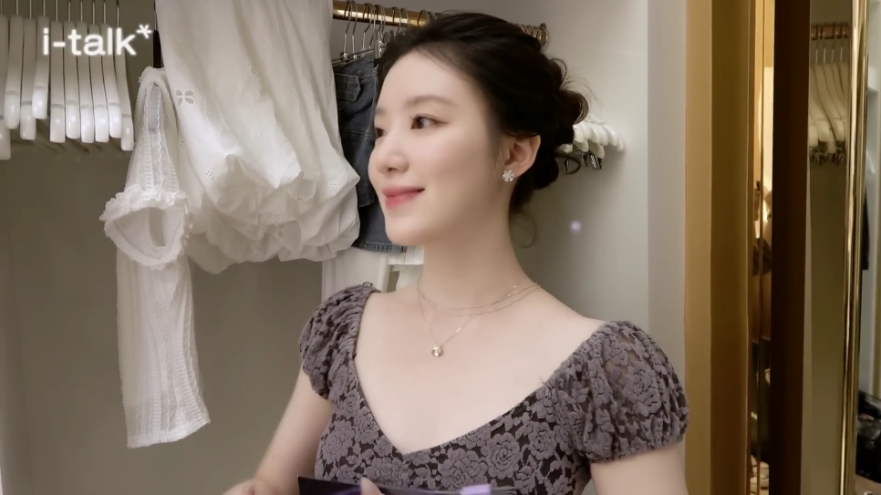 아이들 '슈화' / 여러 셀럽들이 애즈온의 제품을 착용하고 있다.