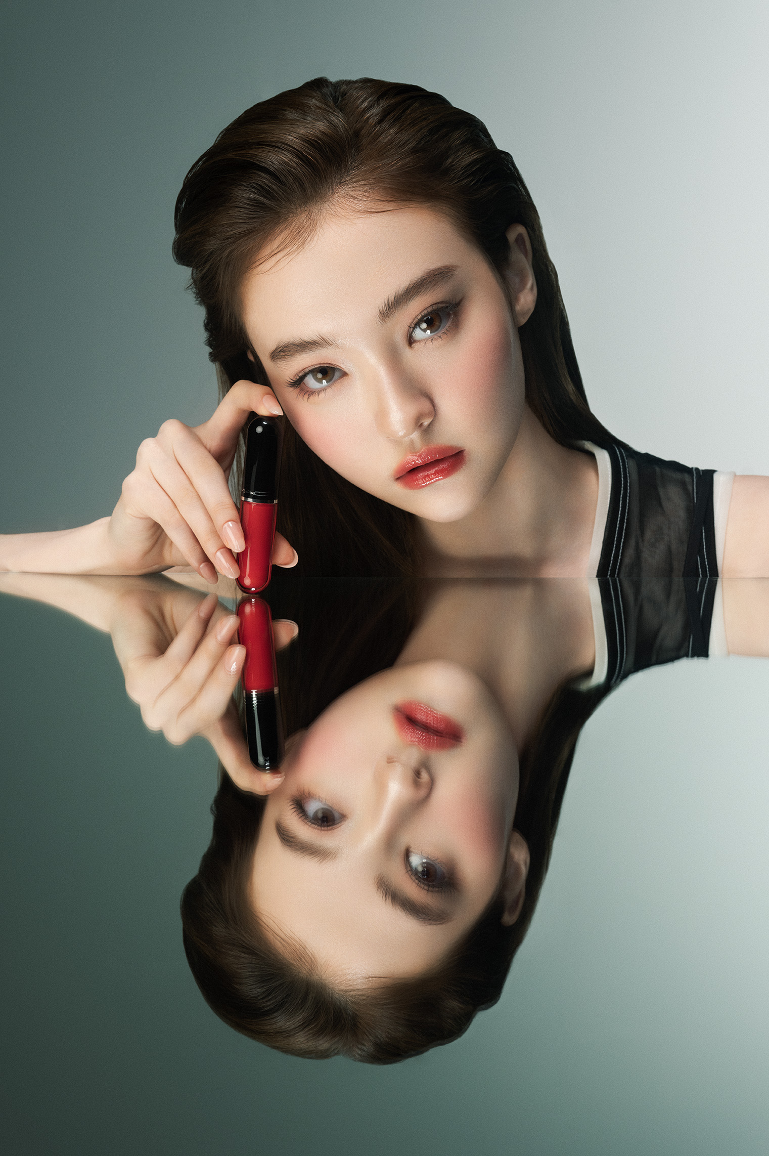 글로벌 뷰티 브랜드 맥(M·A·C)의 신제품 '러스터글래스 립 틴트'를 바르고 입체적인 미러 글로우 립 메이크업을 연출한 아이돌 그룹 미야오 엘라의 화보 이미지.
