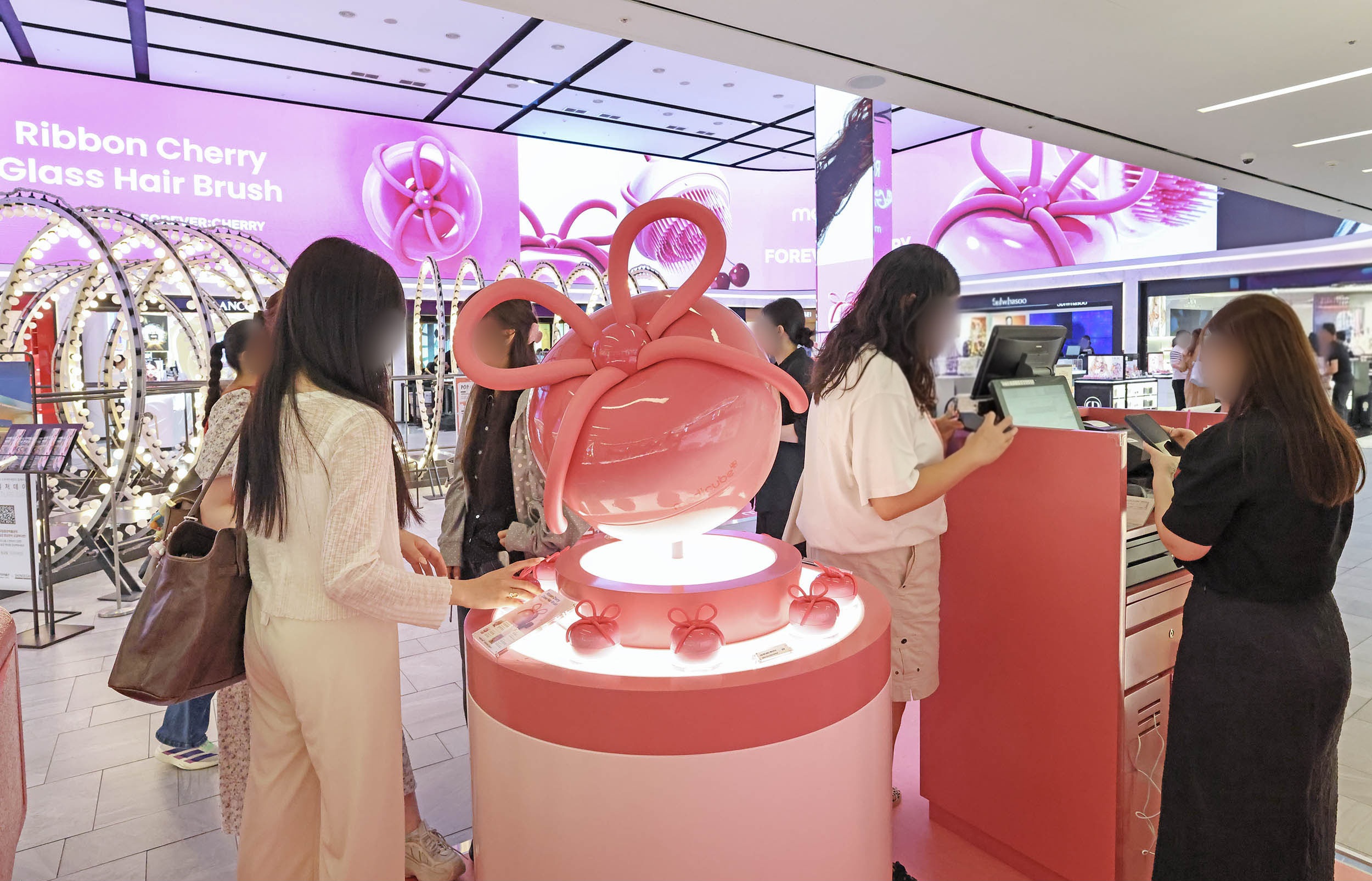 신세계면세점 명동점에 마련된 메디큐브 포에버체리 팝업스토어 매장 전경