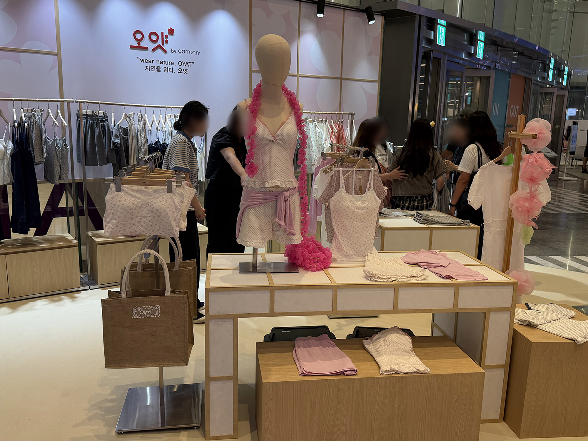 신세계백화점 센텀시티점 지하 2층에 마련된 심리스 언더웨어 브랜드 오얏 팝업스토어 매장 전경